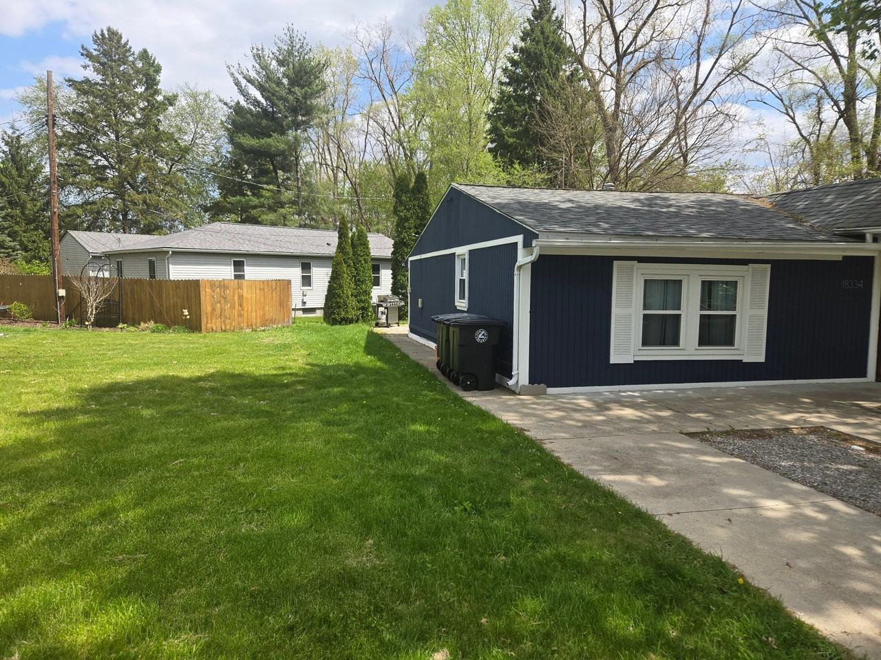 18334 Irving St - Photo 2 of 10