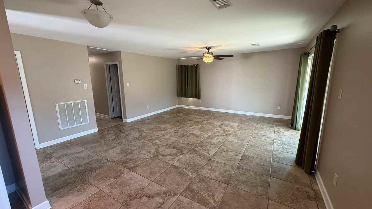 6215 Loveland St - Photo 2 of 10
