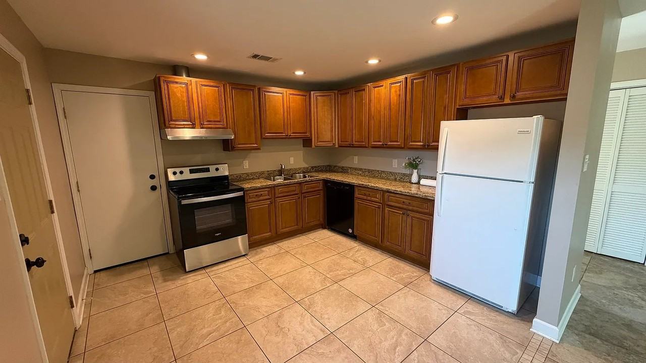 6215 Loveland St - Photo 3 of 10