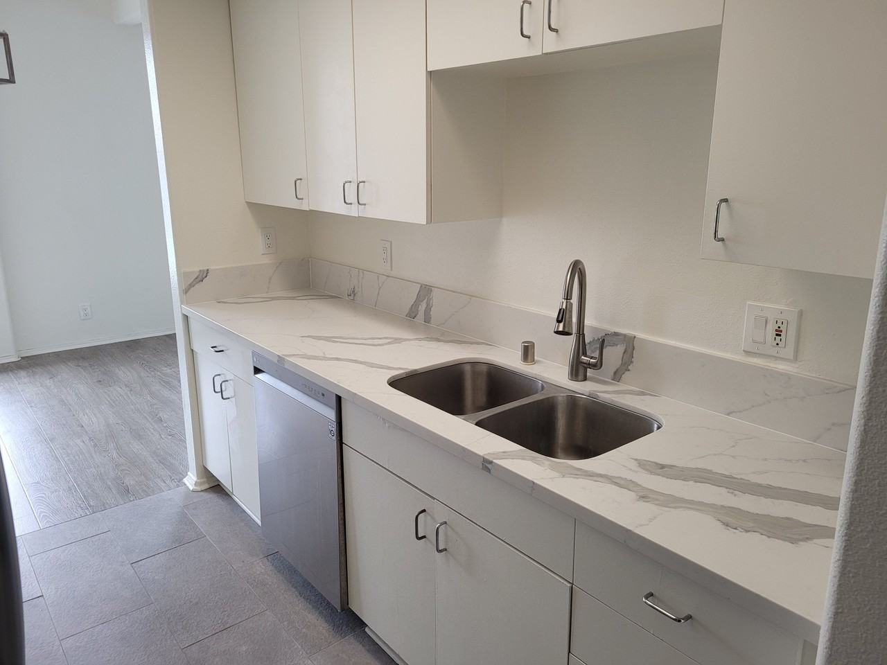 100 S Hayworth Ave #103 - Photo 4 of 16