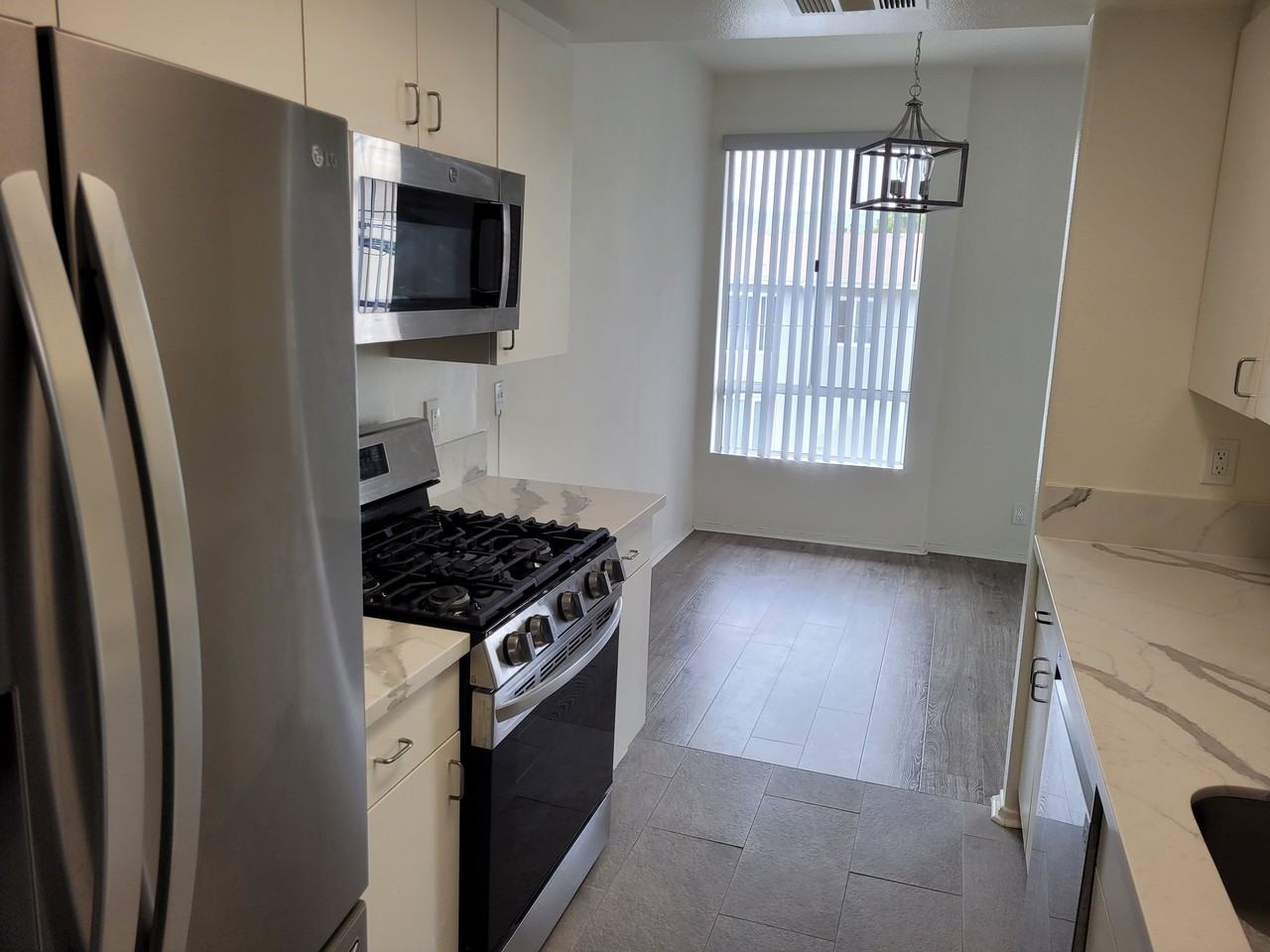 100 S Hayworth Ave #103 - Photo 5 of 16
