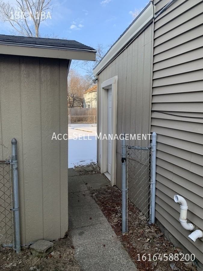 825 Evergreen St Se - Photo 7 of 9