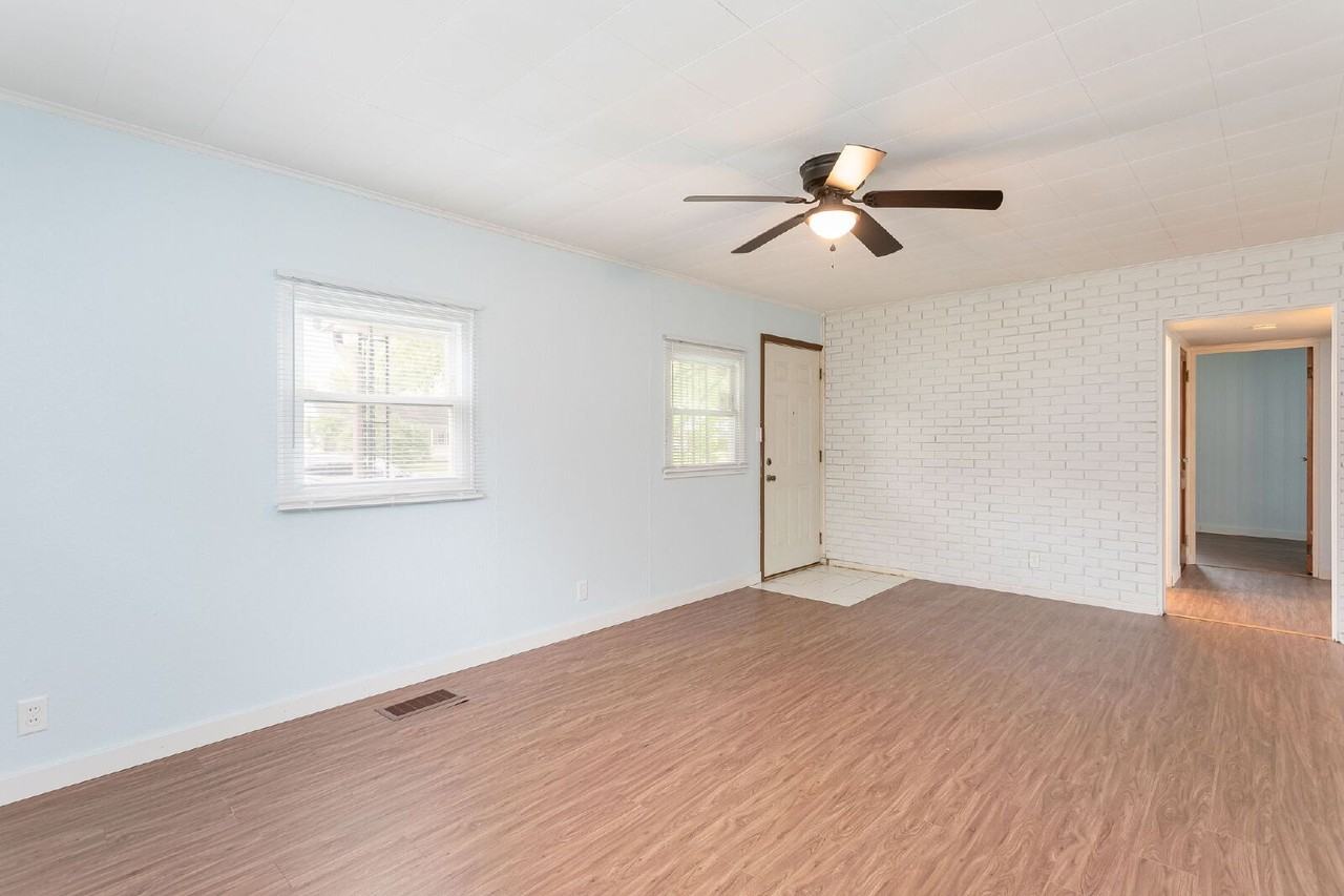 402 E Chippewa Ave - Photo 3 of 17