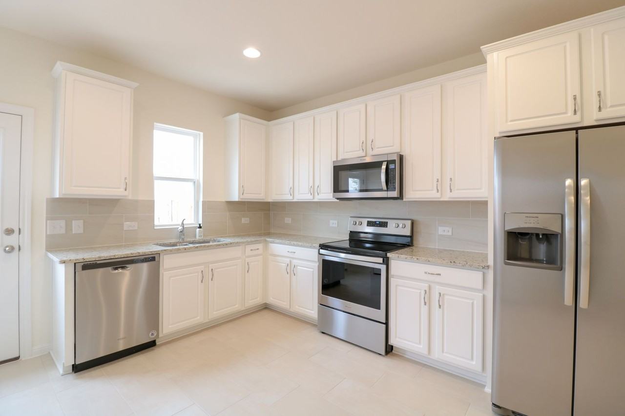 6416 Routenburn St - Photo 6 of 23