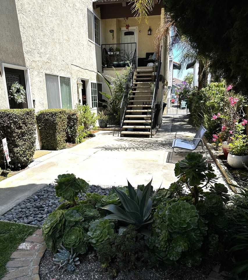 204 16th Pl #C - Photo 3 of 12