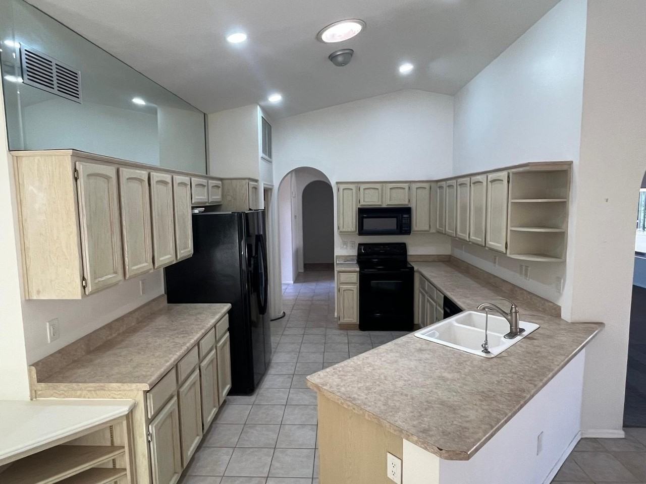 10302 E Coopers Hawk Dr - Photo 5 of 17