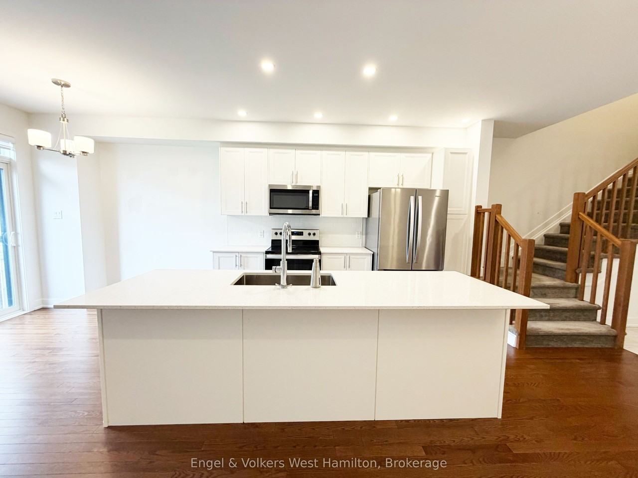 260 Finsbury Ave - Photo 4 of 20