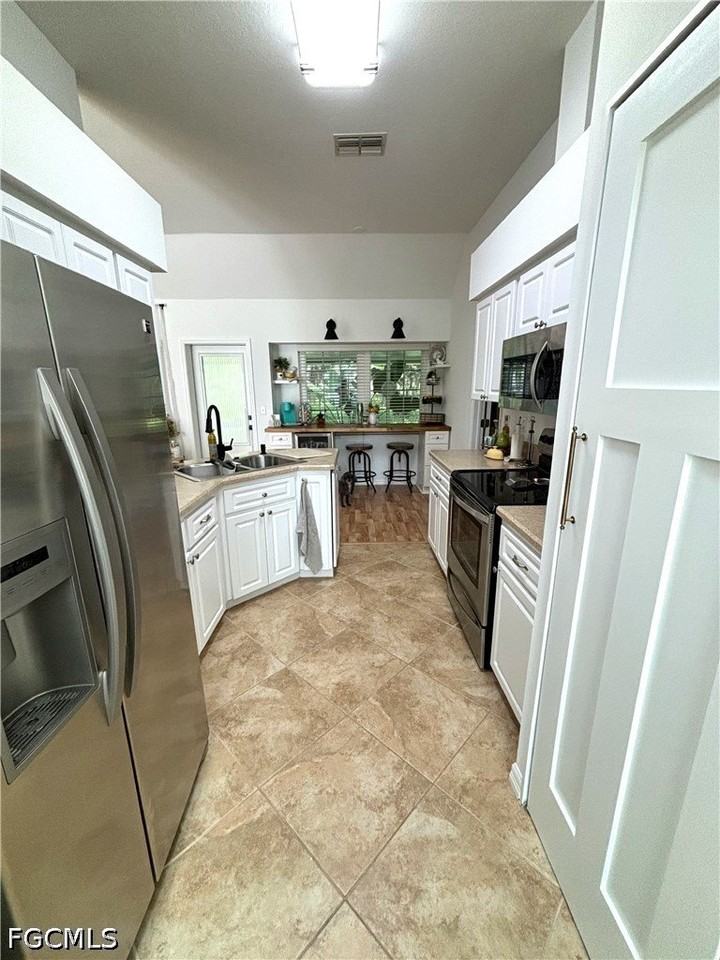1090 Woods Dr - Photo 4 of 21