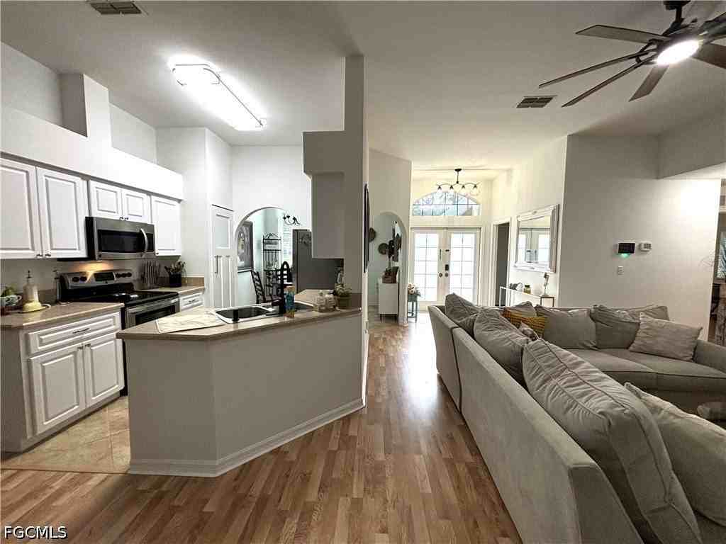 1090 Woods Dr - Photo 6 of 21