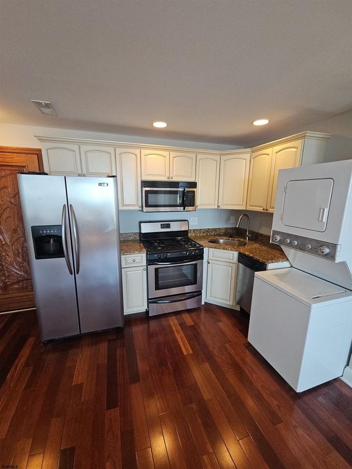 111 S Cambridge Ave #303 - Photo 7 of 26