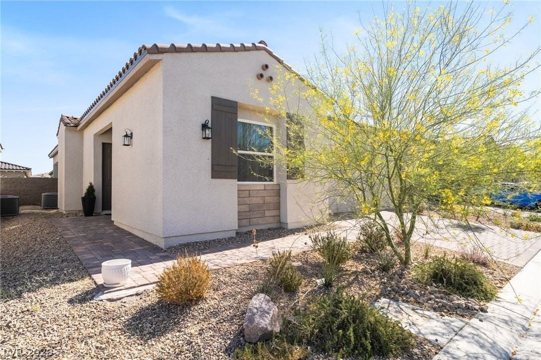 110 Ibiza Lake Dr - Photo 3 of 42