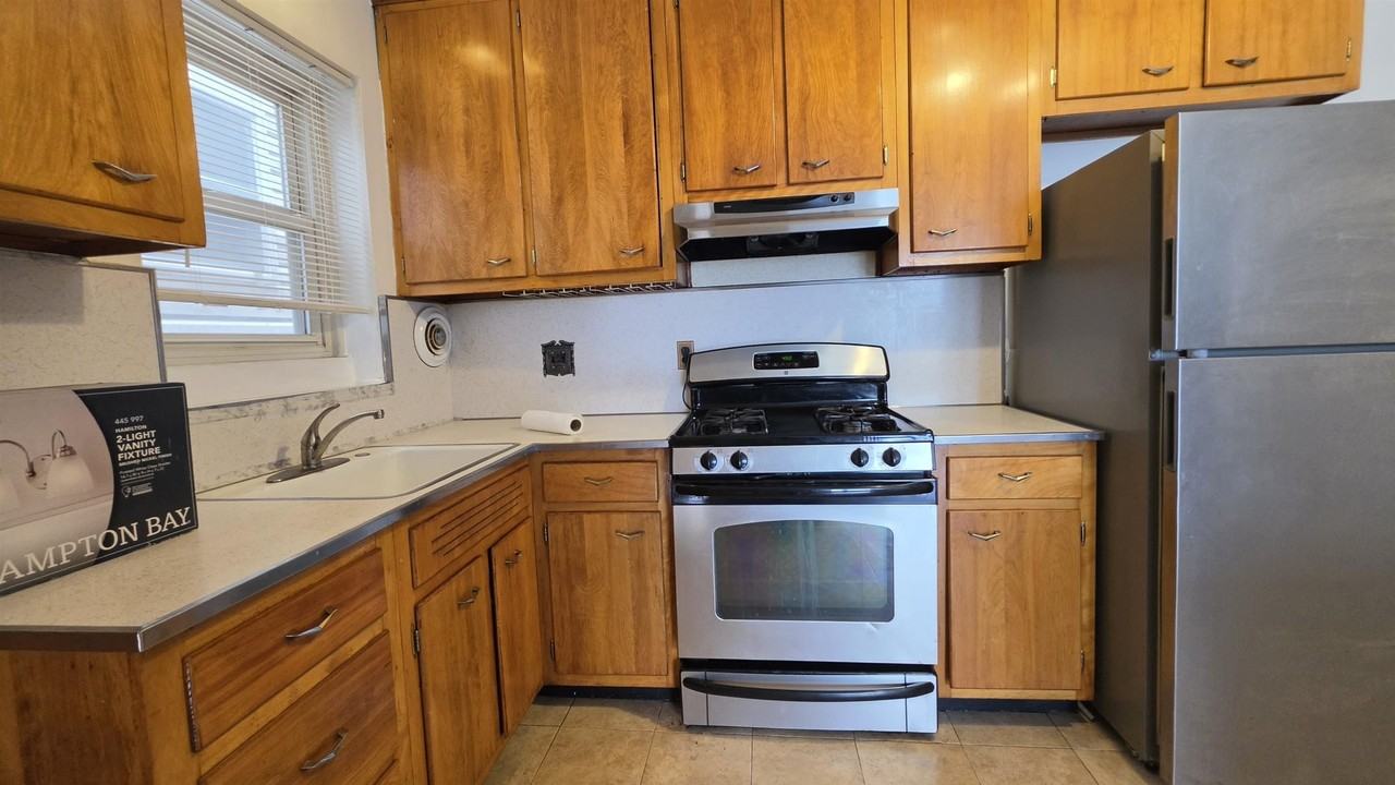 139 Poplar St #2 - Photo 3 of 15