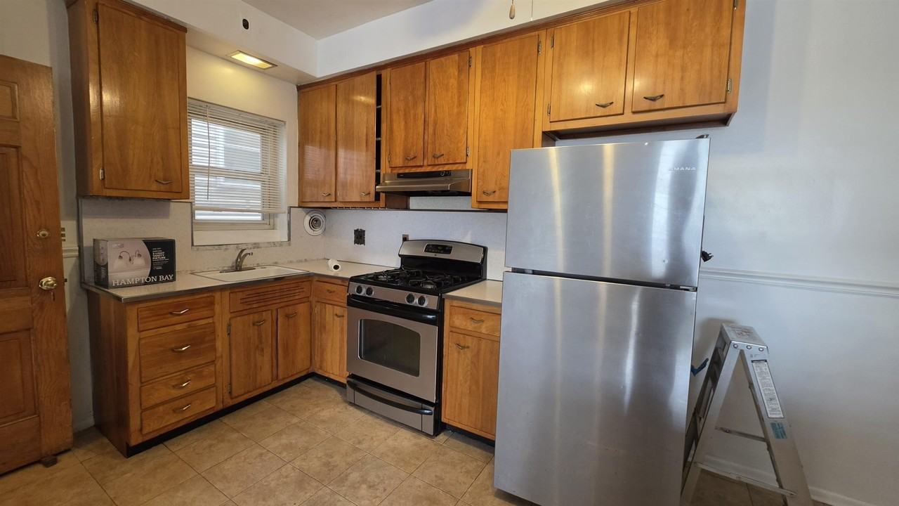 139 Poplar St #2 - Photo 4 of 15