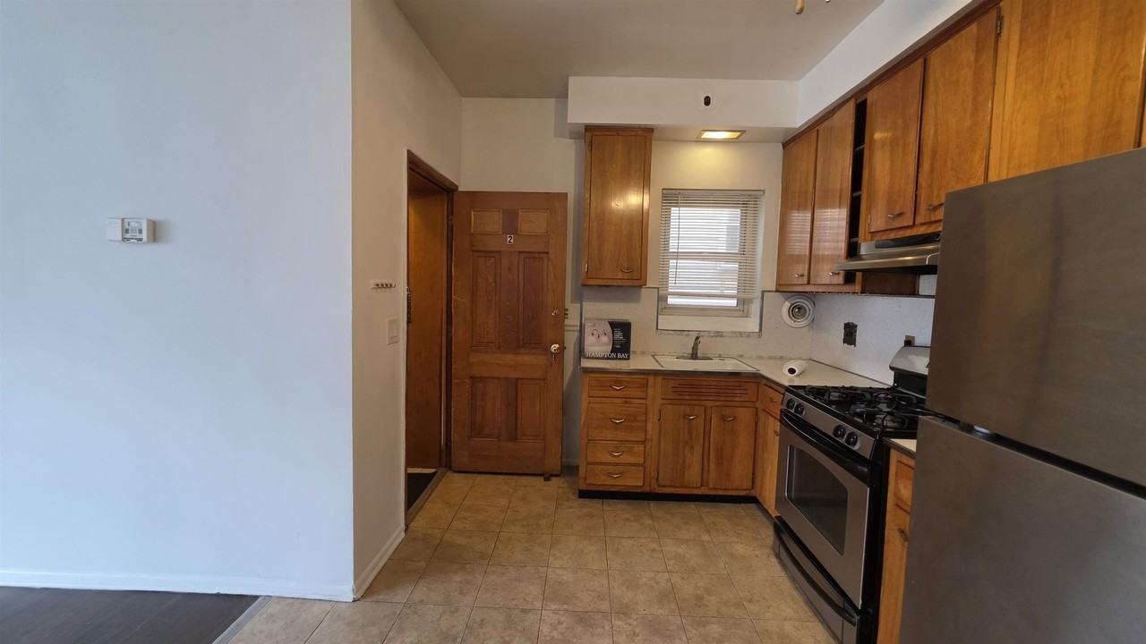139 Poplar St #2 - Photo 5 of 15