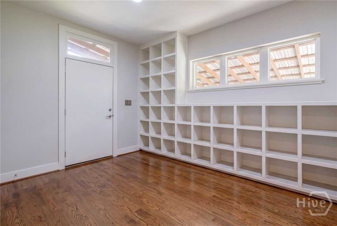 241 Pearl St - Photo 4 of 27