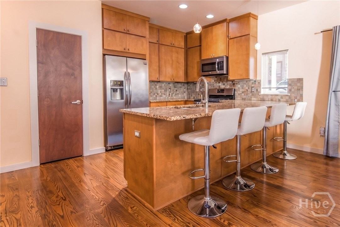 241 Pearl St - Photo 5 of 27