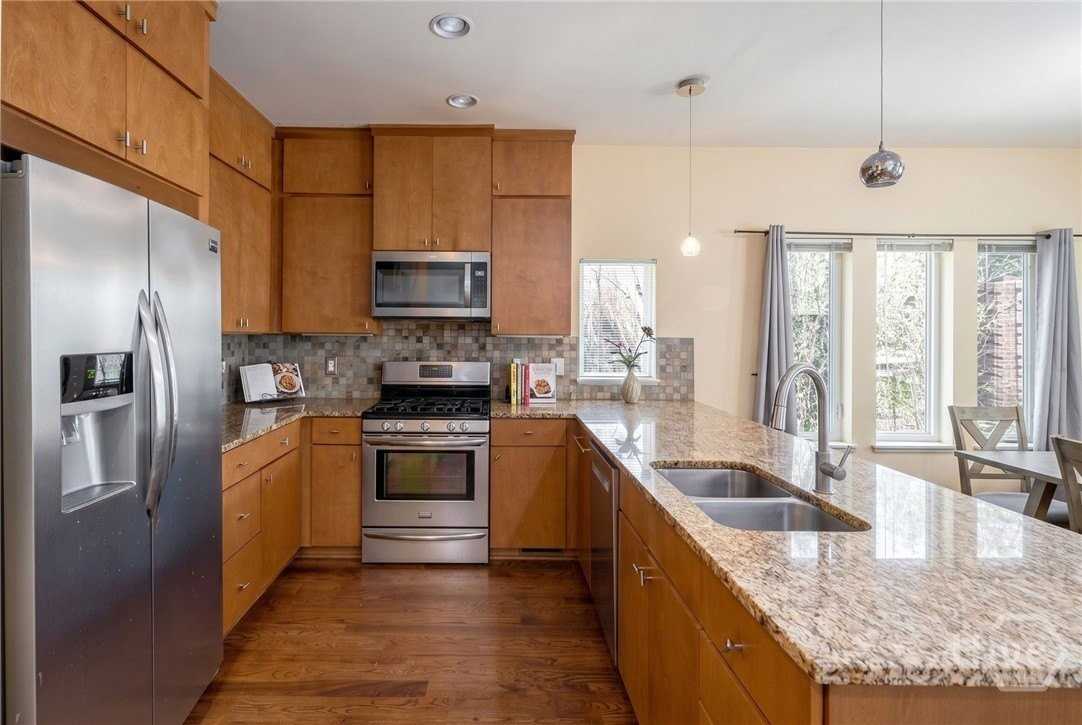 241 Pearl St - Photo 6 of 27