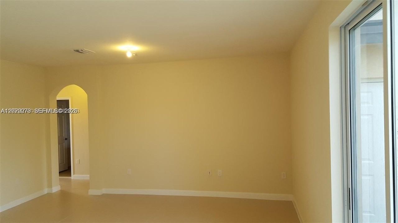 142 Se 28th Ter #7 - Photo 3 of 17