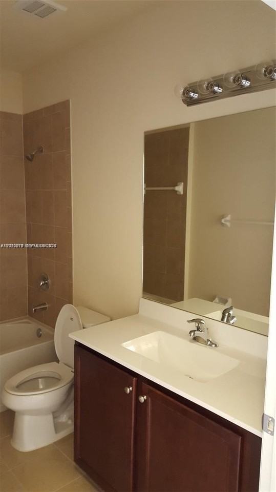 142 Se 28th Ter #7 - Photo 4 of 17