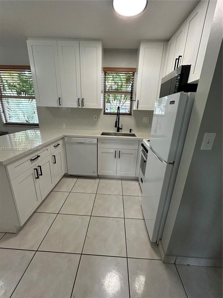 16940 Sw 94th Ave #0 - Photo 2 of 10