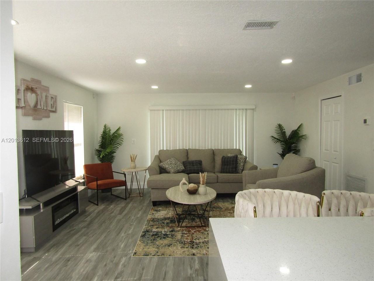 2447 Messina Ave - Photo 4 of 8