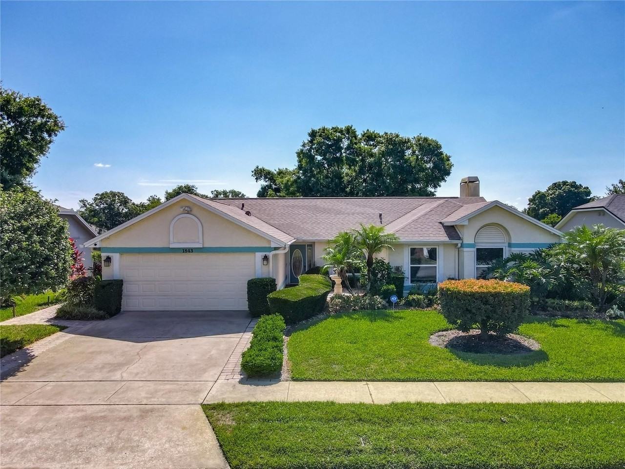 1843 Shadyhill Ter - Photo 2 of 50