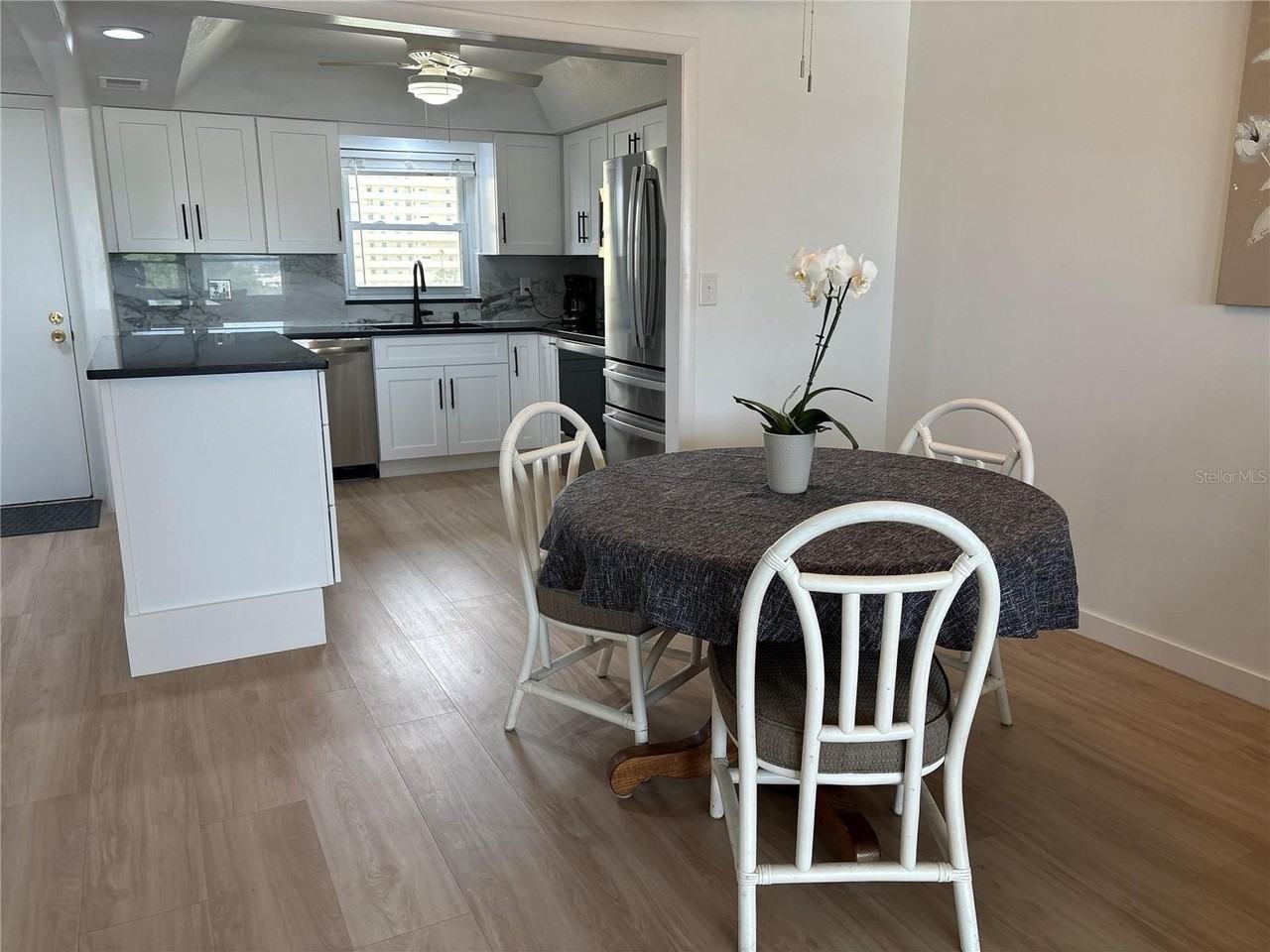 4725 Cove Cir #405 - Photo 3 of 23