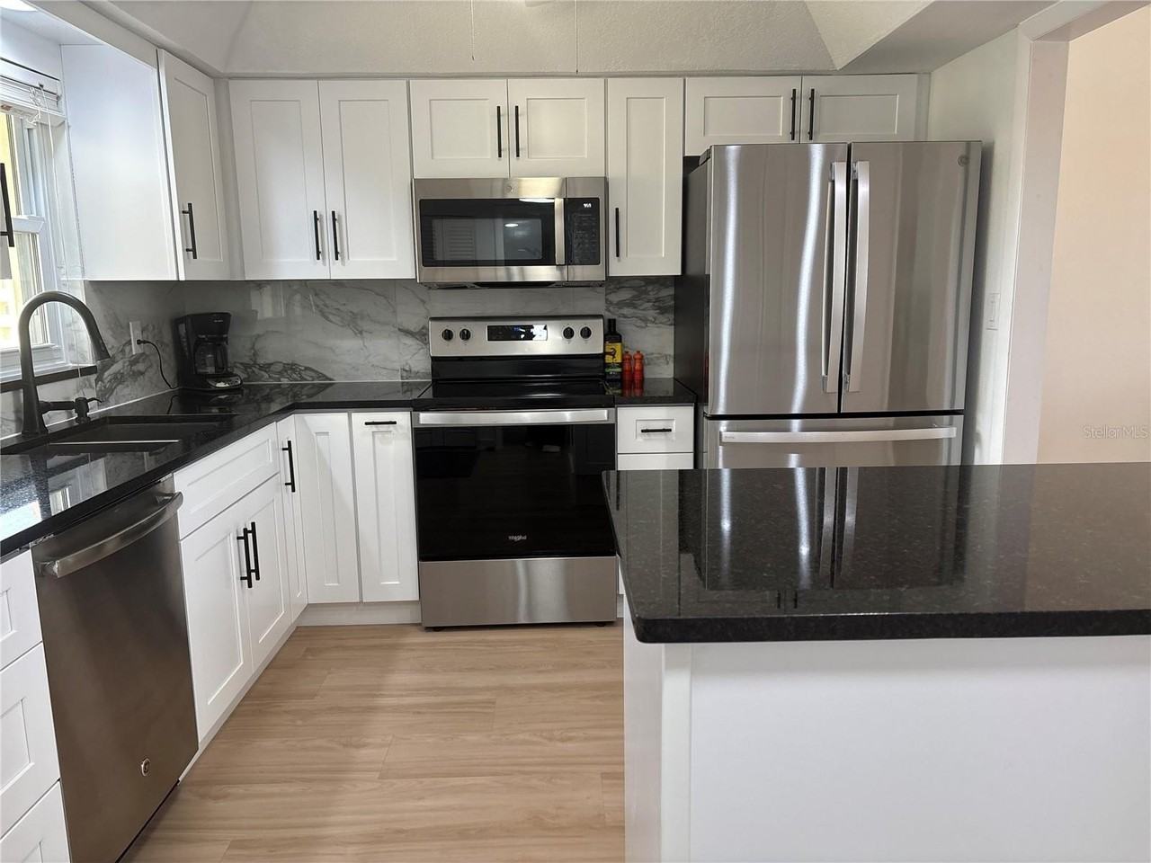 4725 Cove Cir #405 - Photo 4 of 23