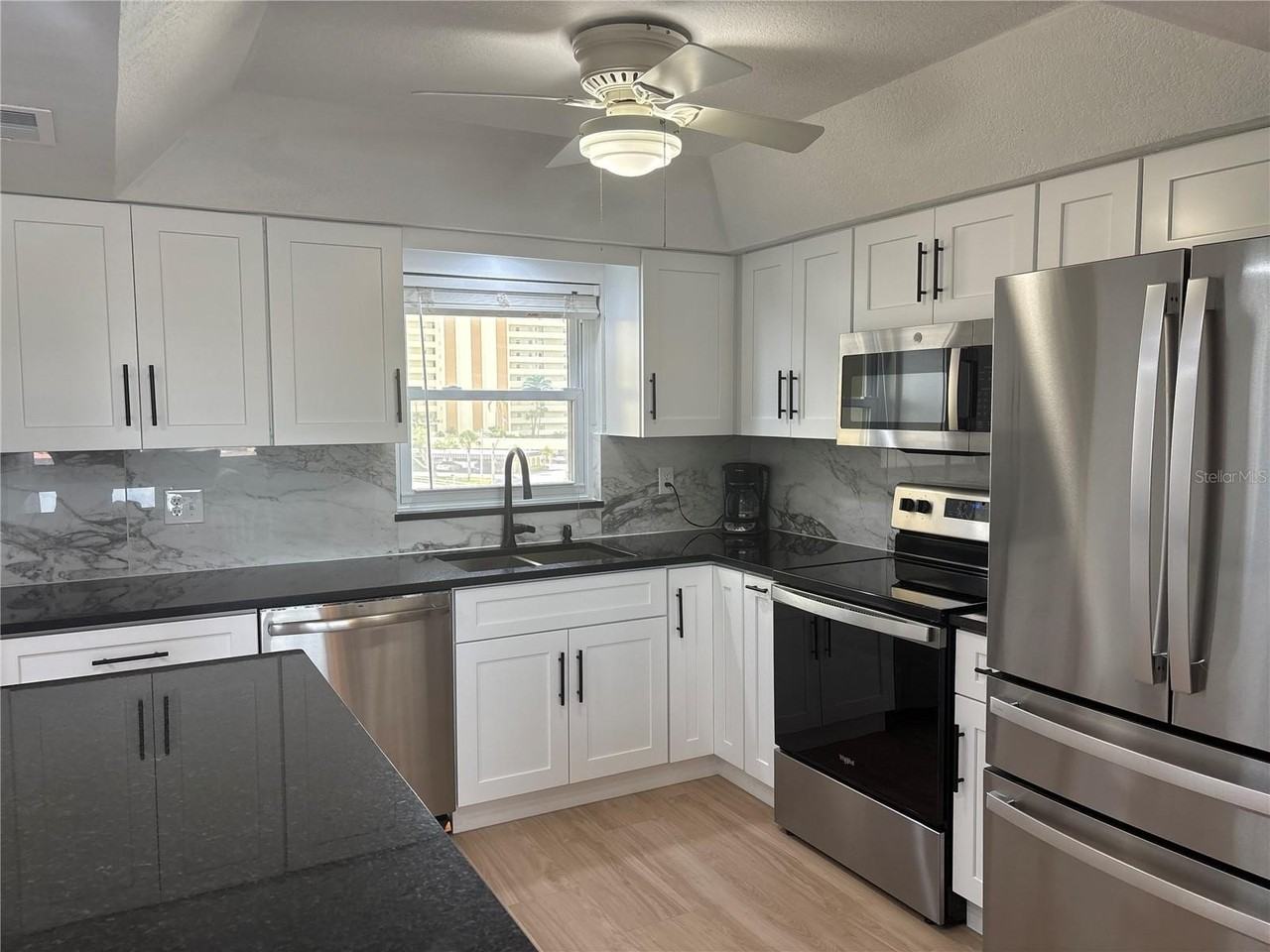 4725 Cove Cir #405 - Photo 5 of 23