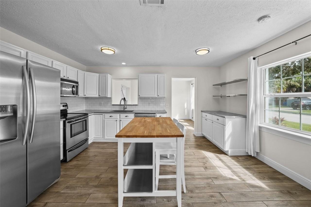 281 38th Ave Ne - Photo 4 of 37