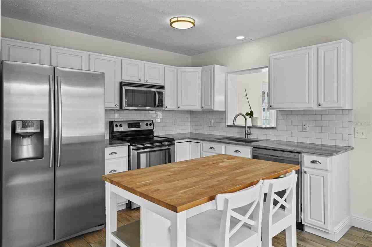281 38th Ave Ne - Photo 5 of 37