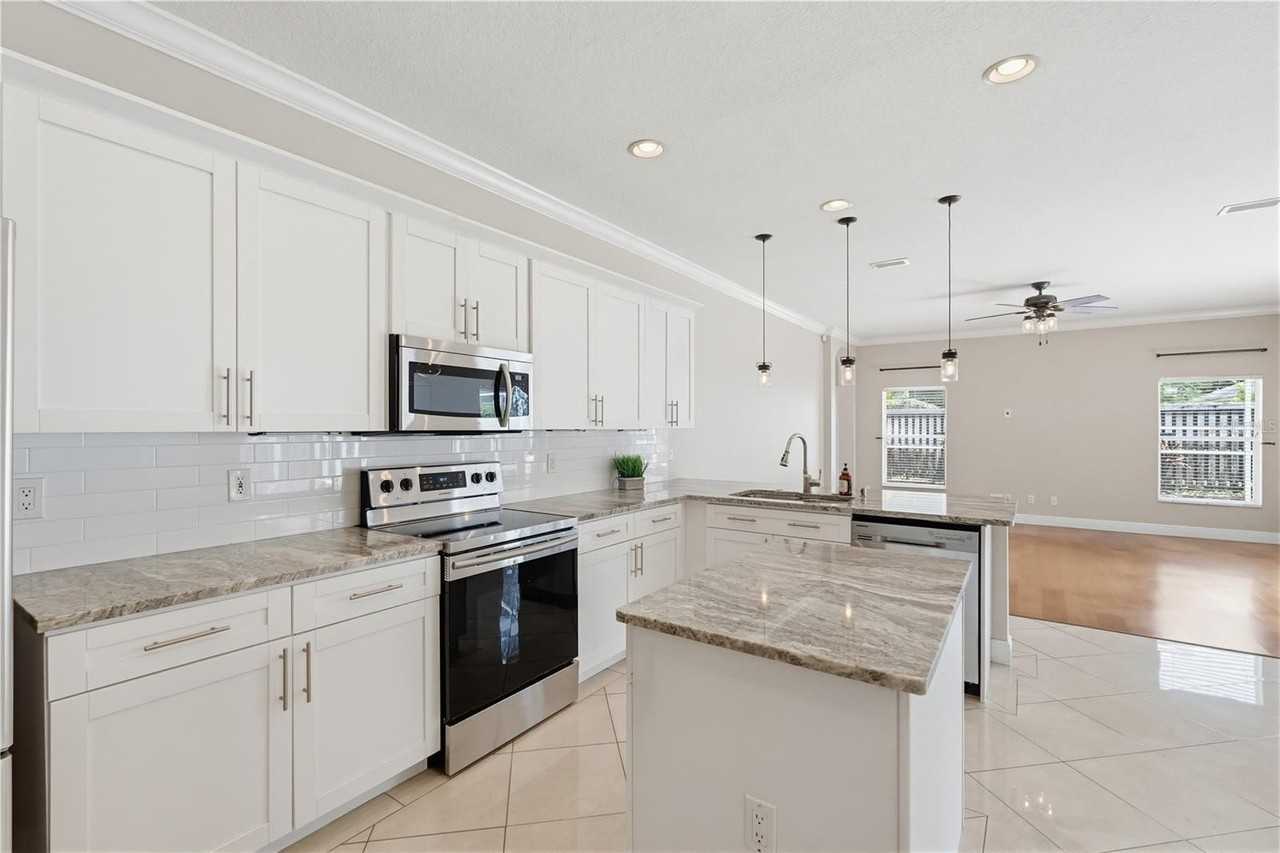 10115 Kingsbridge Ave - Photo 5 of 35