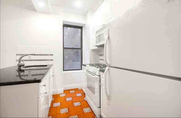 170 E 91st St - Photo 3 of 6