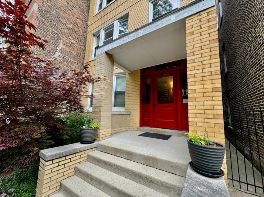 1039 N Wood St - Photo 2 of 10
