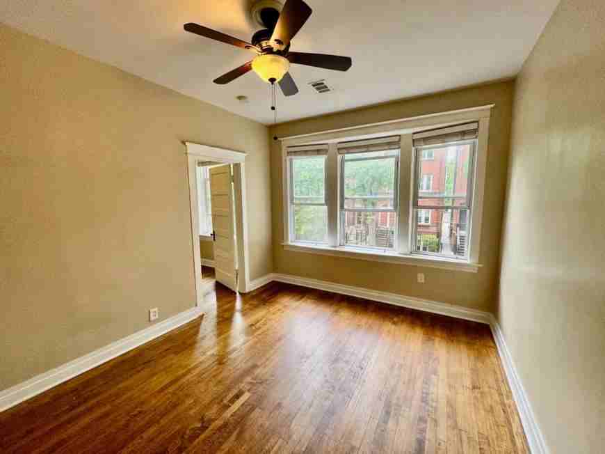 1039 N Wood St - Photo 3 of 10