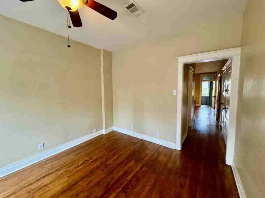 1039 N Wood St - Photo 4 of 10