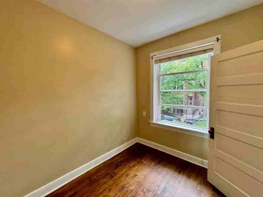 1039 N Wood St - Photo 5 of 10