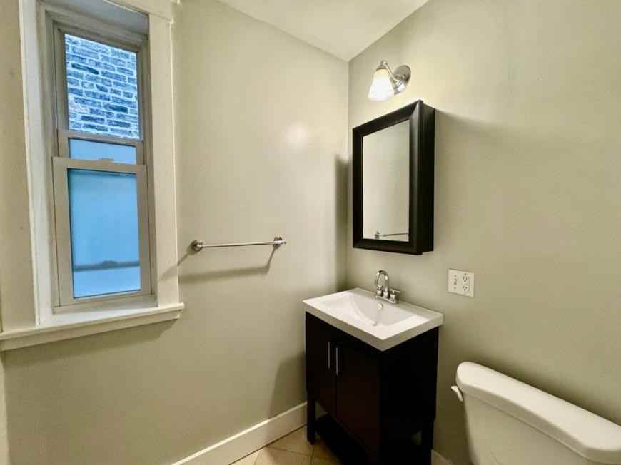 1039 N Wood St - Photo 6 of 10