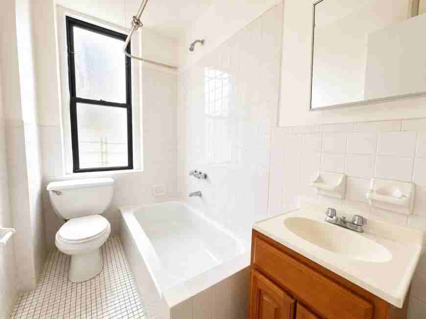 2507 Cruger Ave - Photo 5 of 10