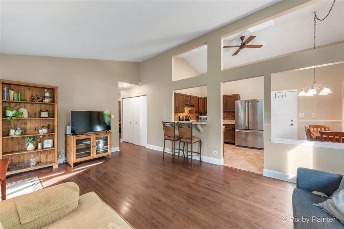 417 Bayview Ave - Photo 5 of 39