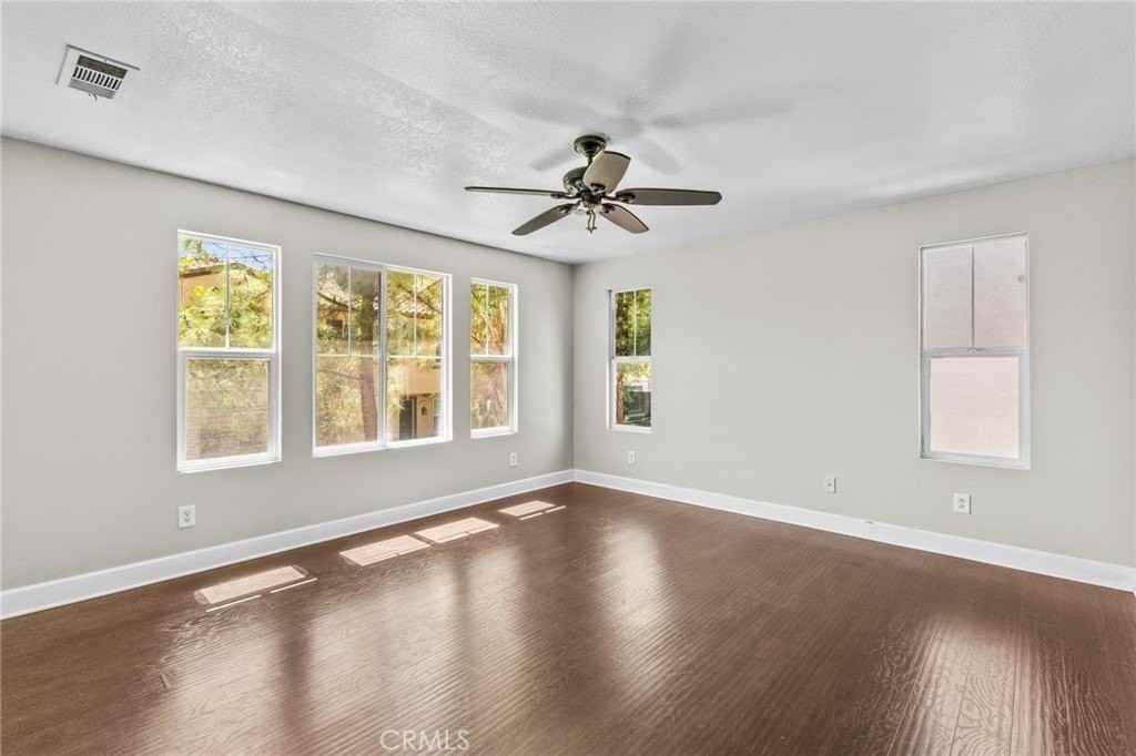 28403 Ravenna St - Photo 7 of 32