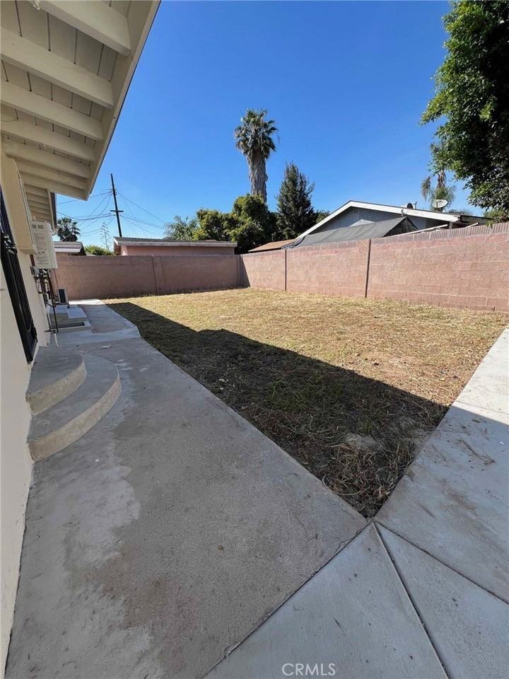 15720 Bonsallo Ave - Photo 3 of 23