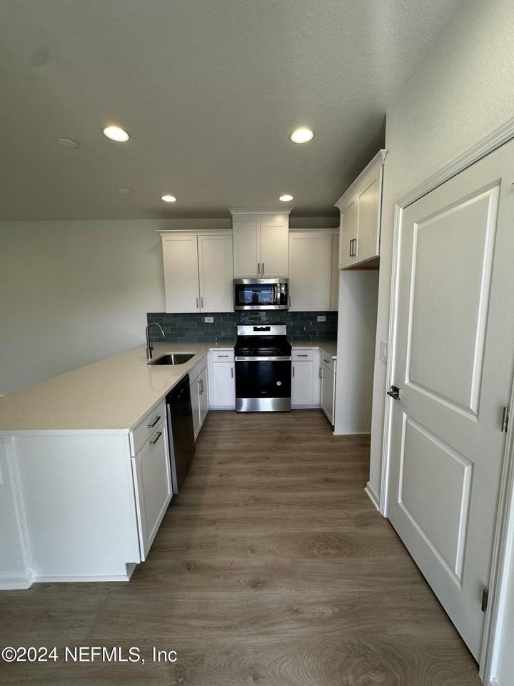 545 Brandon Lakes Dr - Photo 5 of 34