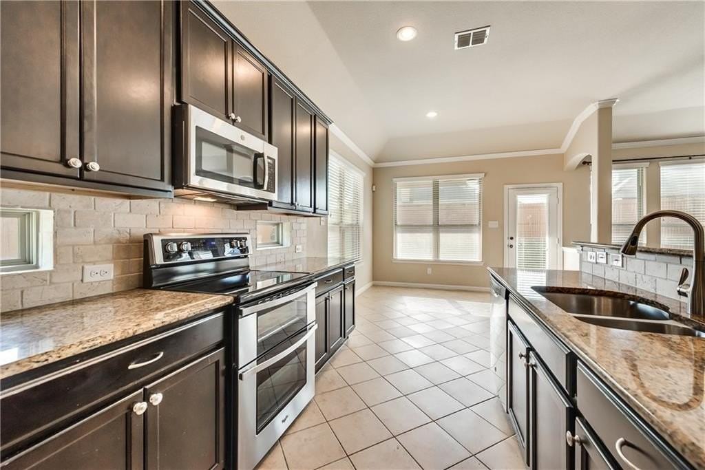 1404 Nacona Dr - Photo 4 of 24