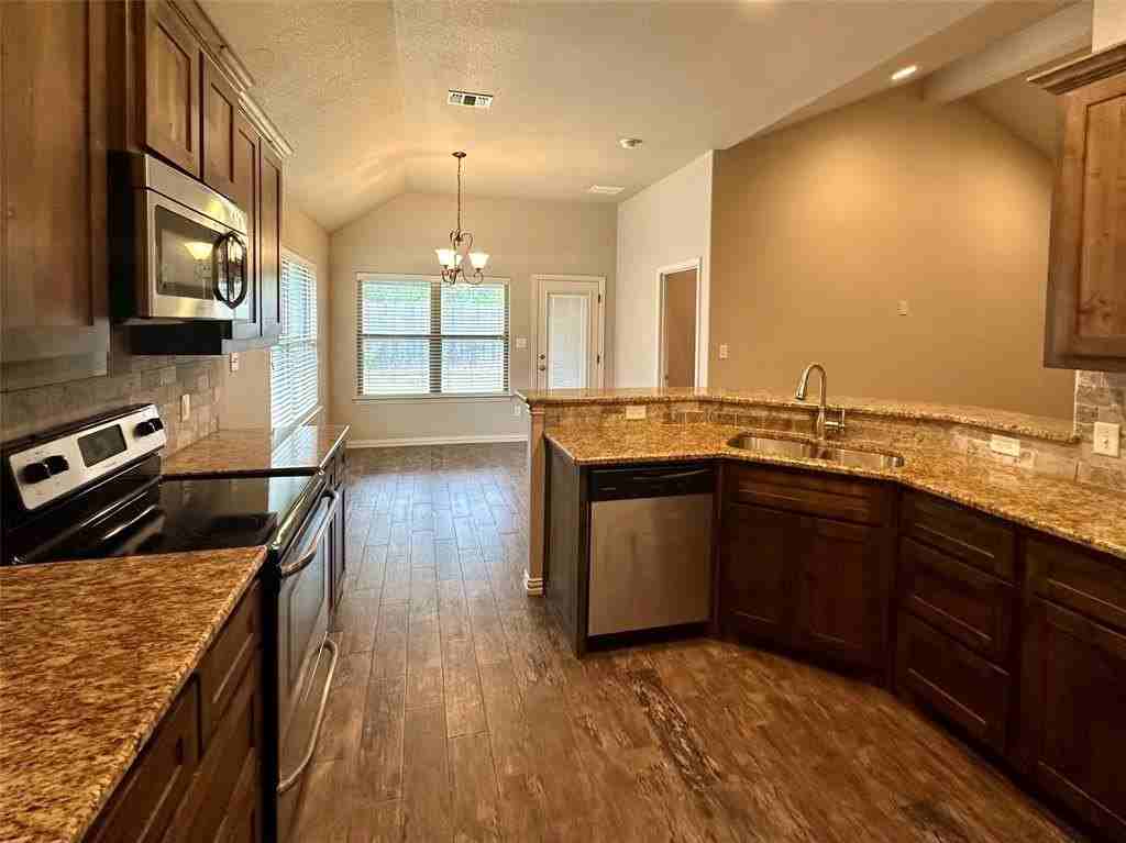1409 Lauren Ln - Photo 4 of 12
