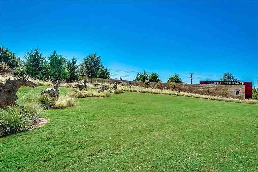8052 Otis Dr - Photo 4 of 20