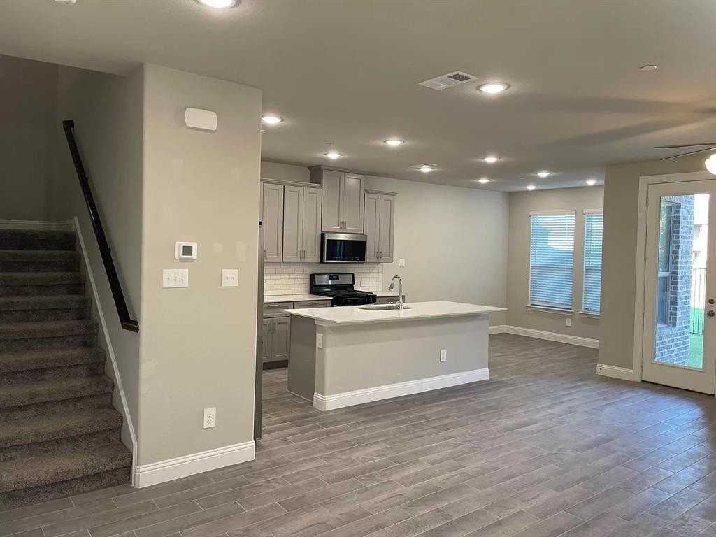 1752 Redding St - Photo 4 of 24