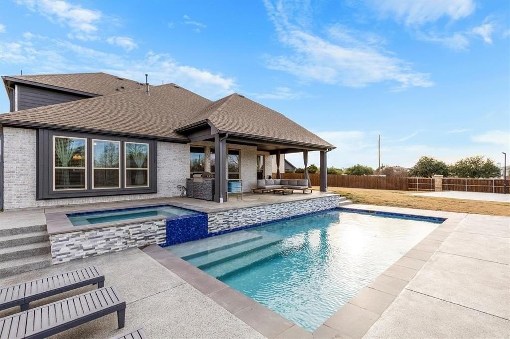 2511 Cedar Creek Dr - Photo 3 of 14
