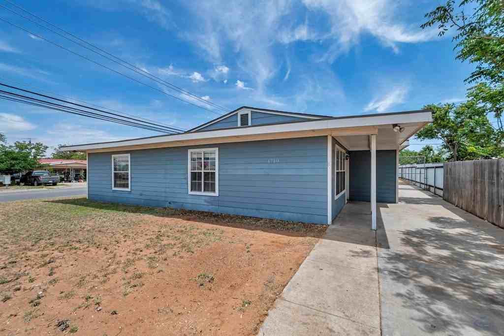 1710 N Weatherford St - Photo 7 of 40