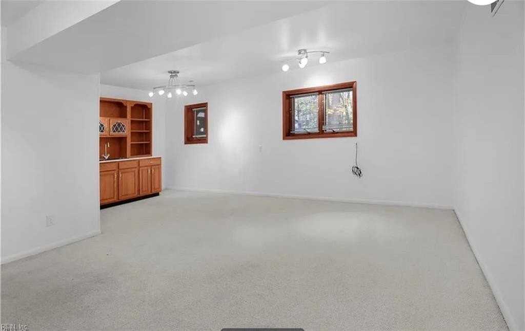 304 Hempstead Rd - Photo 6 of 36